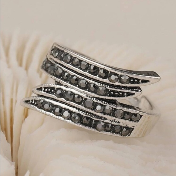 BLACK RHINESTONES SPIRAL SILVER RING - Picture 2 of 4